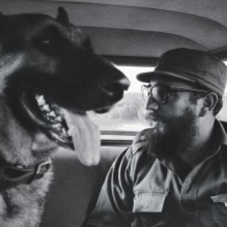Treuer Begleiter: Als Haustier hielt Castro einen deutschen SchÃ¤ferhund, den er auf den Namen GuardiÃ¡n taufte (zu Deutsch: WÃ¤chter). Der Hund begleitete Castro auch im Auto, wobei er die Vorderpfoten auf die RÃ¼ckenlehne des Fahrers legte und durch die Frontscheibe blickte. Castros Leibarzt RenÃ© Vallejo bot Lockwood an: âWenn Sie mit Fidel fertig sind, besorge ich Ihnen ein Interview mit GuardiÃ¡n. Er kennt sÃ¤mtliche Geheimnisse von Fidel.â